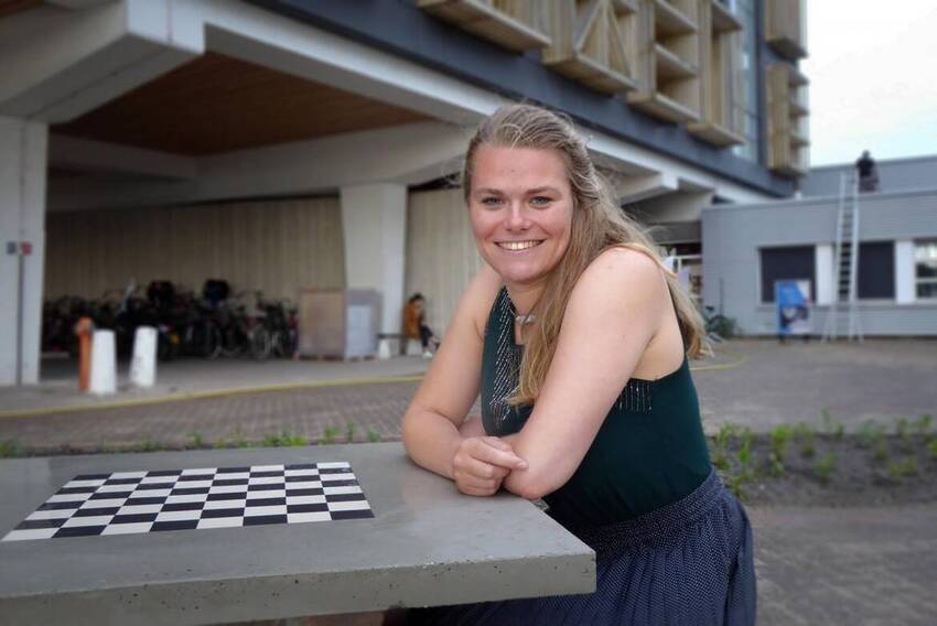 Gwenhwyfar Spil at her recycled chess table. (Photo: Jos Wassink)